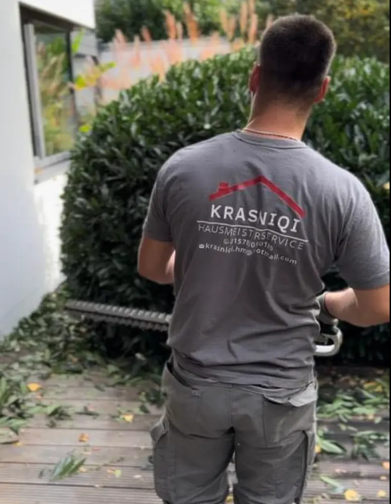 Urim Krasniqi bei der Pflege einer Außenanlage